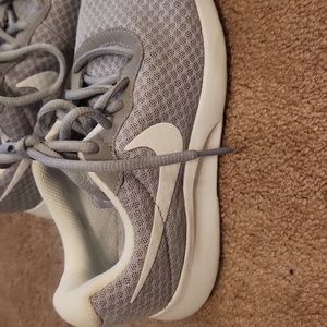 Nike Tanjun Wolf Women's Shoes